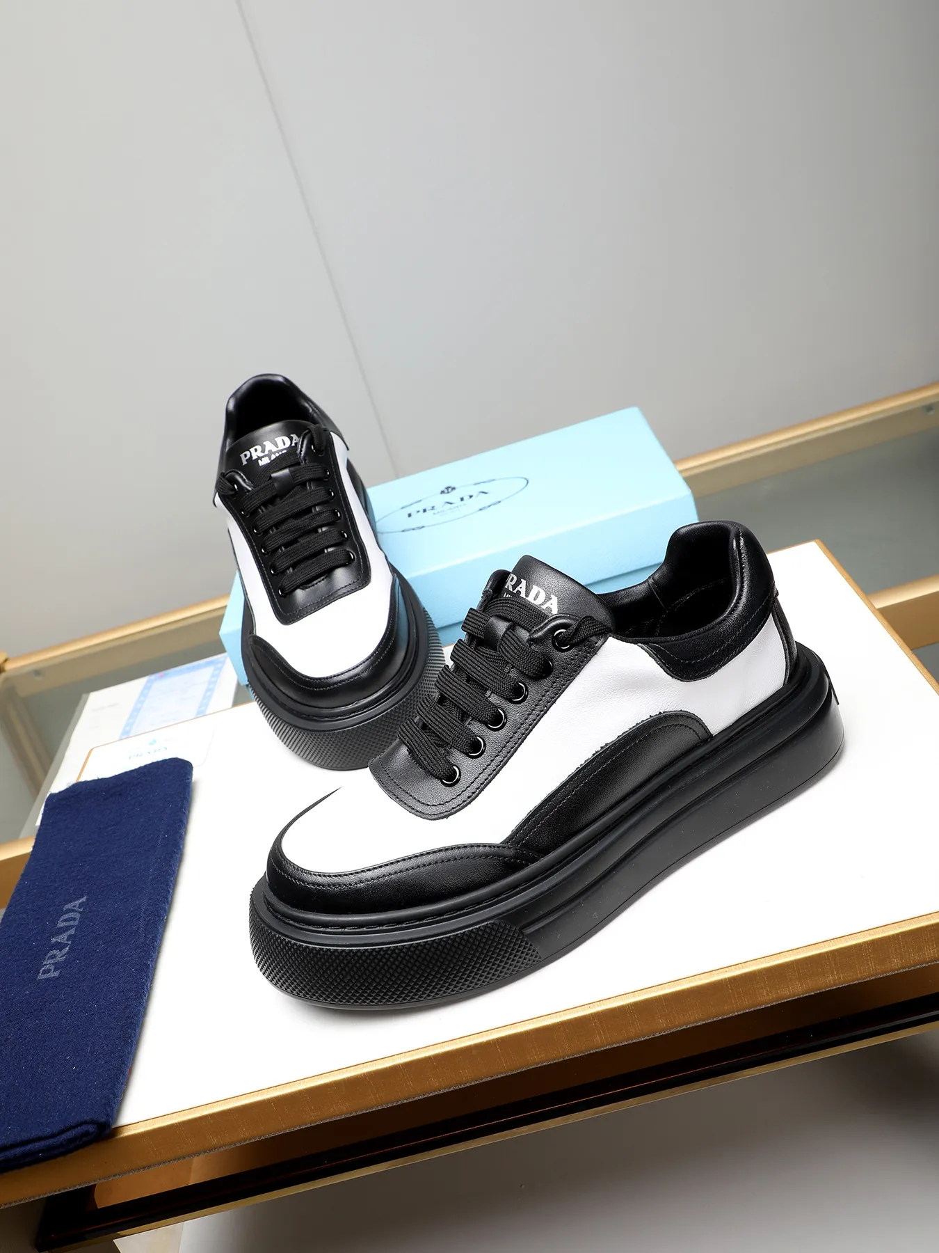 Men's shoes 💰500 Prada/Prada Men's new casual shoes, this upper is made of imported calfskin. The outside is decorated with the P family's classic metal triangle enamel logo, with cowhide lining and cowhide for the foot pads. The outsole is made of non-slip sports exclusive rubber outsole with logo, which feels good on the feet. It is a fashionable and fashionable item!  Size: 38-44 (45 customized)